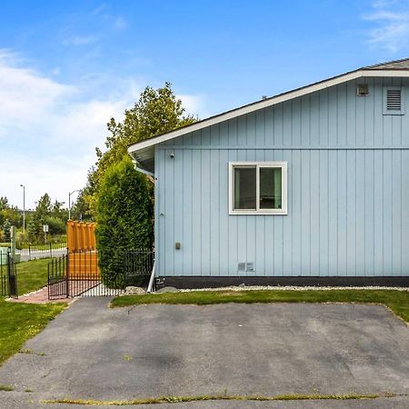 Updated Townhome Near Airport And Shopping! Анкъридж Екстериор снимка
